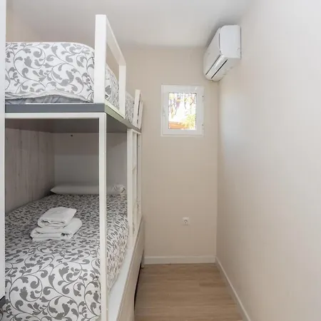 Lightbooking Tunos 73 Gran Jardin Y Barbacoa マスパロマス